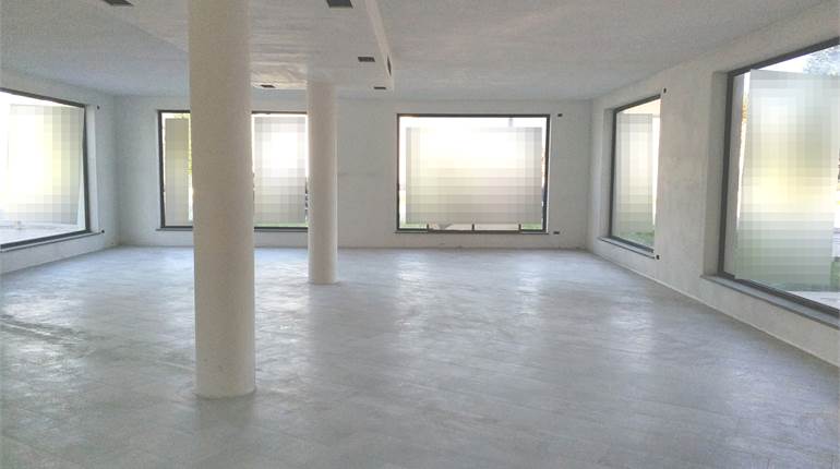 Commercial Premises / Showrooms for rent in Capannori