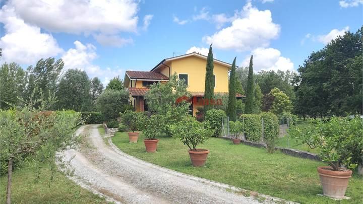 Signorile villa singola con giardino di 1500 mq.