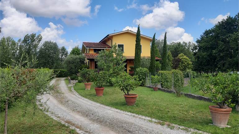 Villa for sale in Lucca