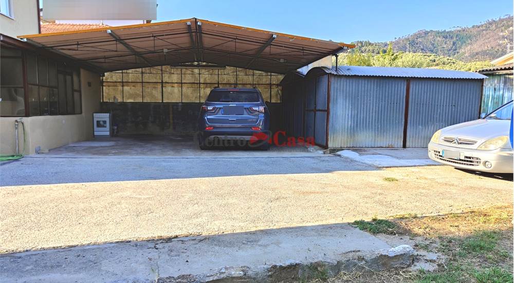 Posti auto coperti e box privati