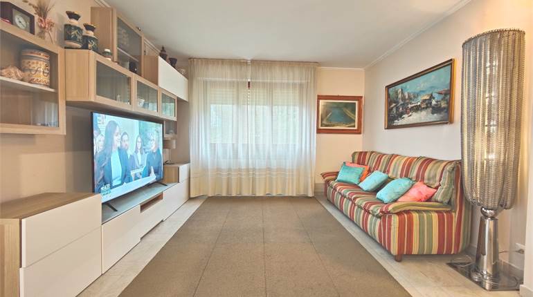 2 apartments for 260 m2. total, with exclusive garden, near walls