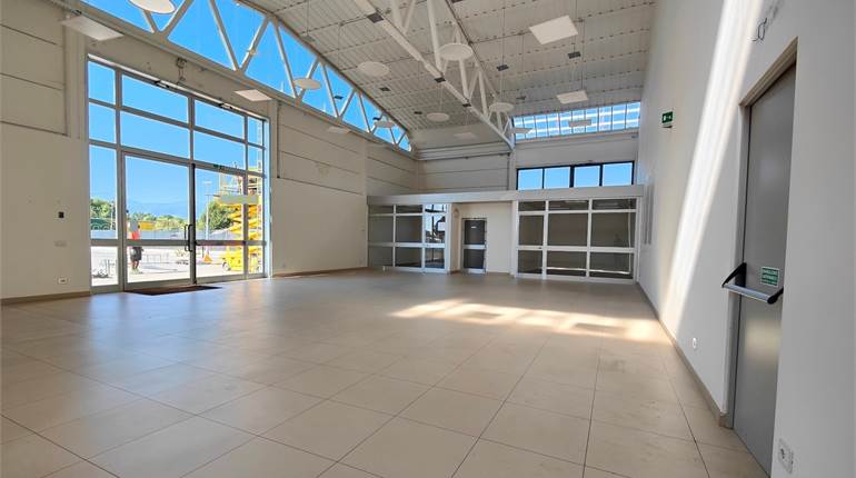 Capannone 950 mq. fronte strada con piazzale di 1500 mq.