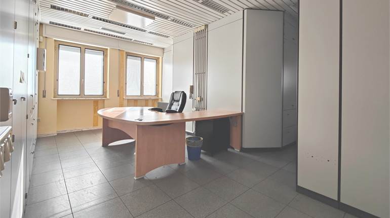 Ufficio 98 mq fronte mura al 1°piano con ascensore