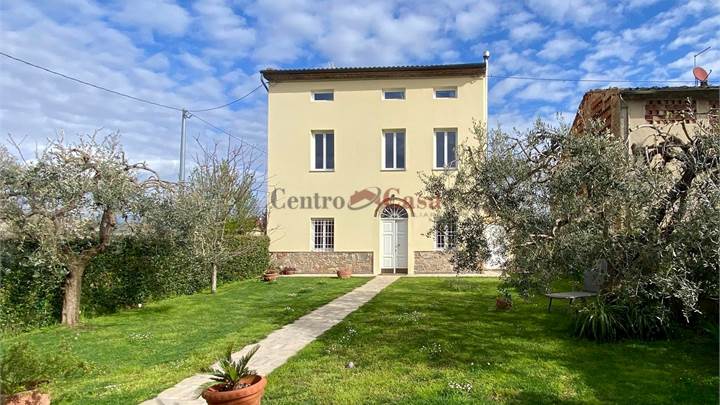 Prestigiosa Villa nella campagna lucchese