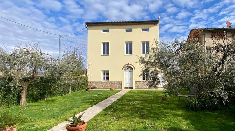 Prestigiosa Villa nella campagna lucchese