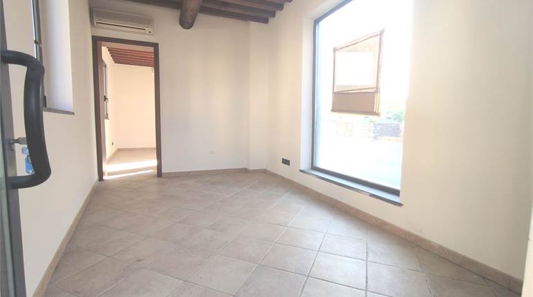 Immobile commerciale con 2 vetrine fronte strada!