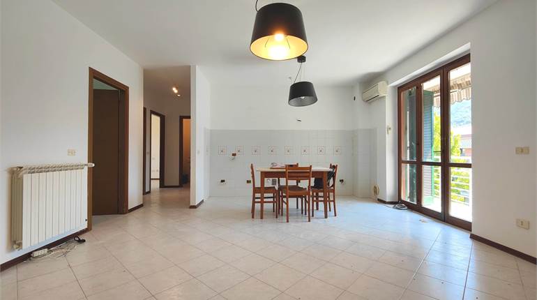 Appartamento con 3 camere, terrazzo e autorimessa