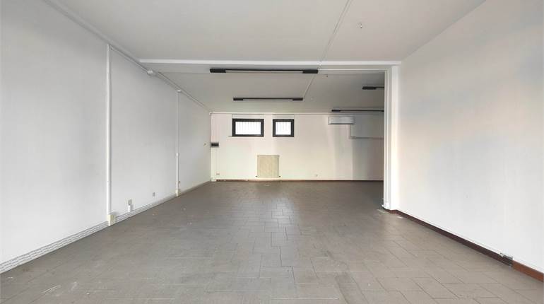 Commercial space for rent 75 m2. with shop window on the street