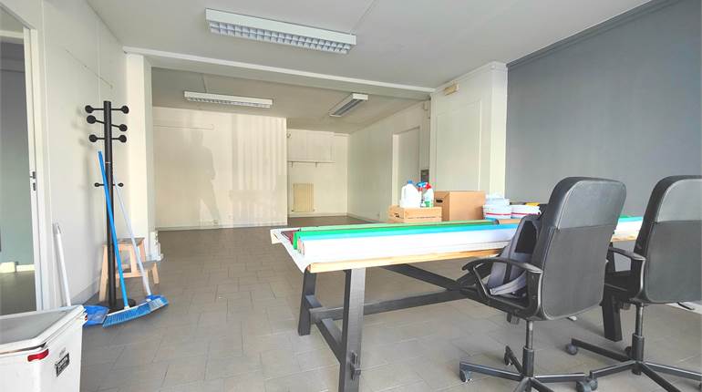 Commercial space for rent 80 m2. with 2 windows on the street