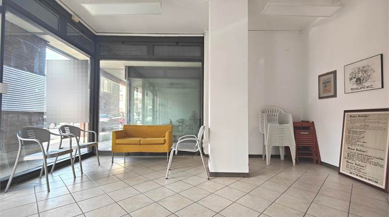 Commercial real estate unit 50 m2. with double showcase for sale