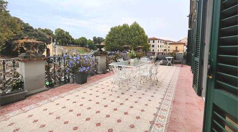 Elegante appartamento con terrazza panoramica sulle mura di Lucca