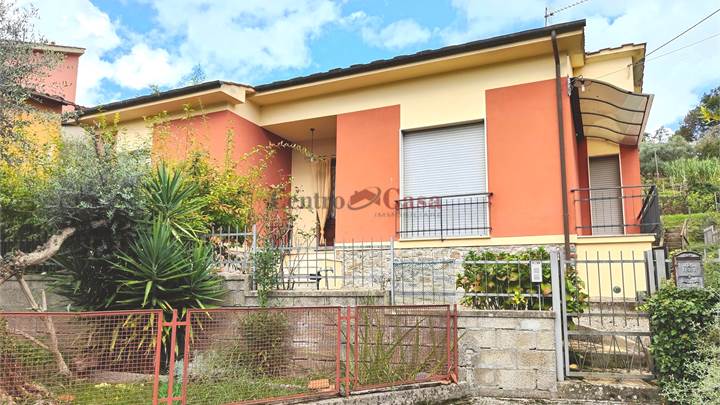 Villa Singola con giardino – Tranquillità e Comfort fra Lucca e Pisa