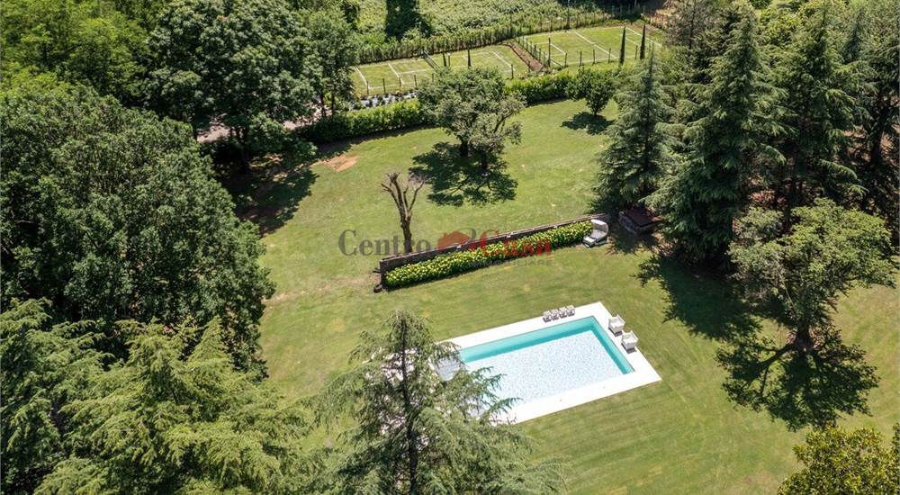 Veduta aerea piscina-campi calcetto/tennis