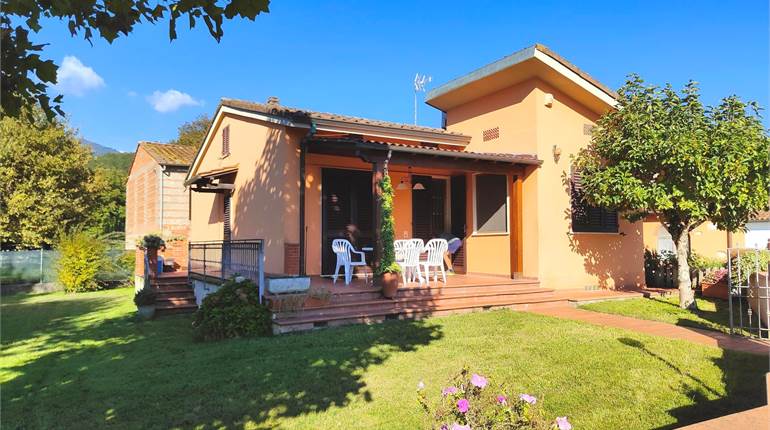 Single house with large garden, double garage and lemon house