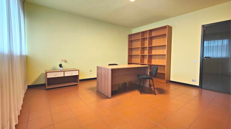 Office 50 sqm. nearby Porta Elisa, elevator and parking space