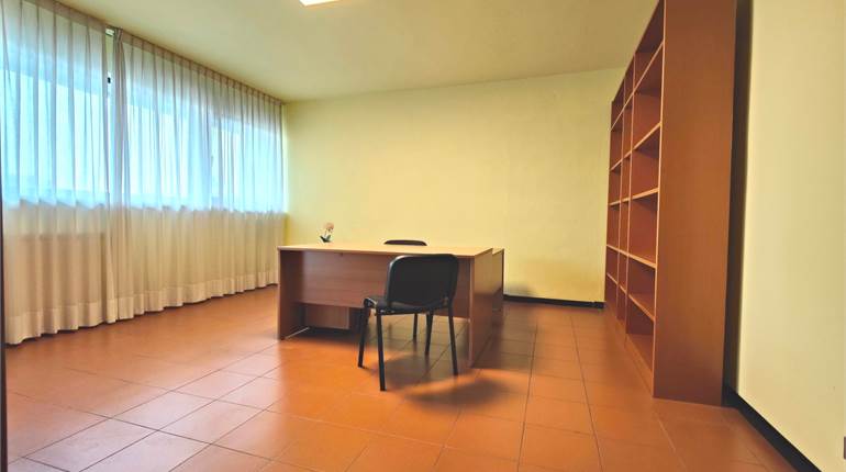 Ufficio 50 mq. vicinanze Porta Elisa, ascensore e posto auto