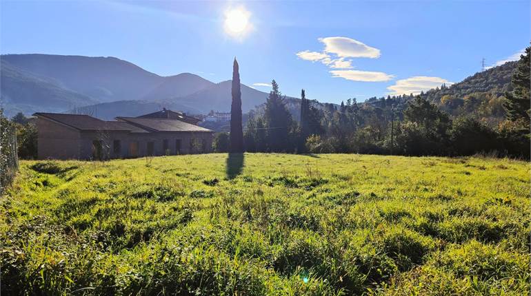 Detached villa in a unique location with over 5,000 square meters of land, very close to amenities.