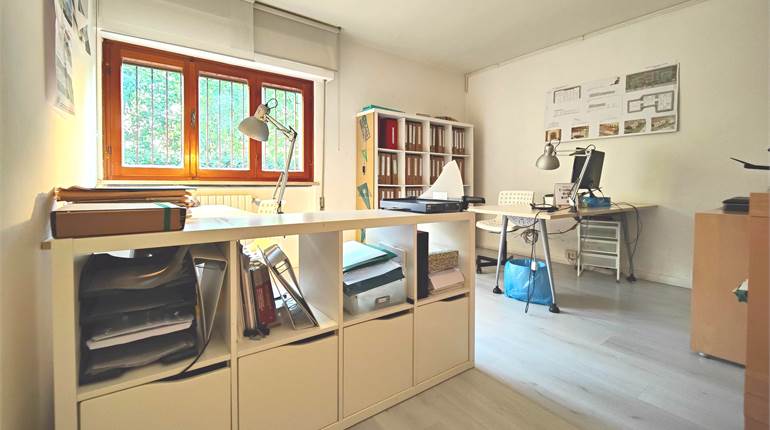 Room used for sublet office nearby Porta Elisa, fee including utilities.