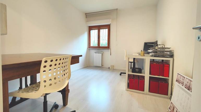 Room used for sublet office nearby Porta Elisa, fee including utilities.