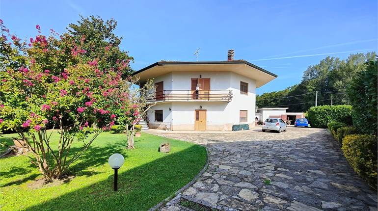 Villa singola dal design esagonale con grande giardino privato e autorimesse