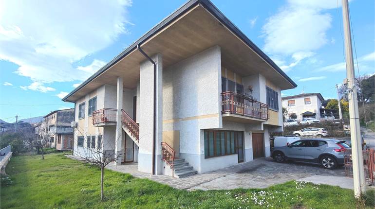 Villa singola con 2 unità abitative, garage, dependance e giardino privato