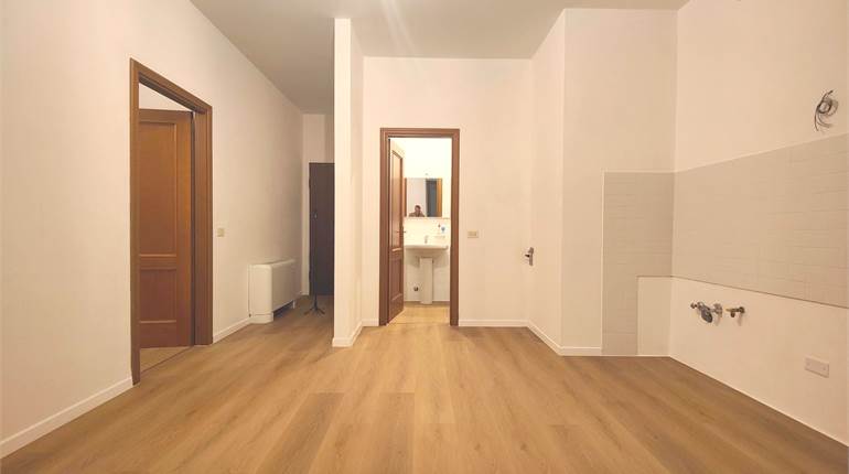 Bilocale ristrutturato ultimo piano, pronto da abitare, luminosissimo, parcheggio