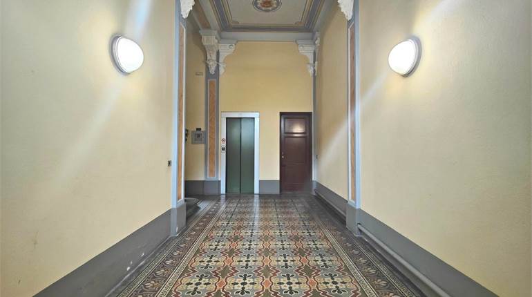 Ufficio di pregio in palazzo d'epoca con vista Mura di Lucca