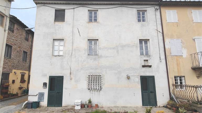 Terratetto di 150 mq. finale di corte da ristrutturare, con terreno di 1660 mq.