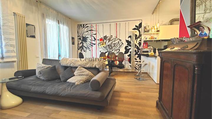 Appartamento moderno, completo di cucina, giardino privato, 2 posti auto 