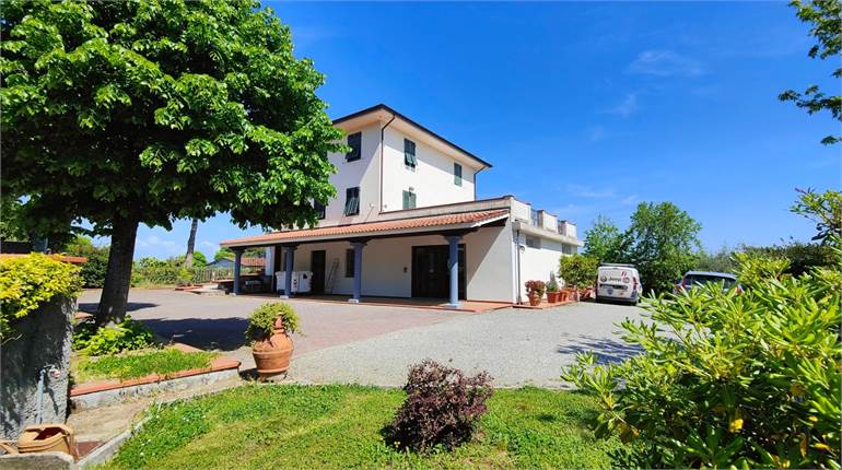 Locale commerciale 135 mq con loggia, parcheggio e vetrina