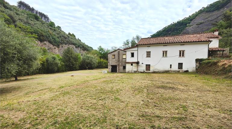 Antico casolare singolo con capanna e oltre 6.000 mq di terreno pianeggiante