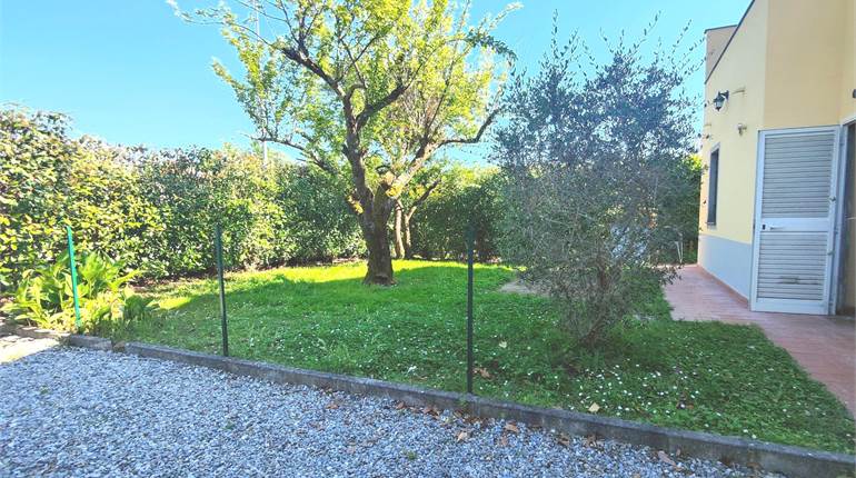 Bilocale con ingresso indipendente, giardino privato e posto auto