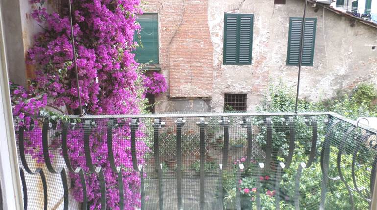 Apartment unfurnished, of large square footage, with 3 rooms!